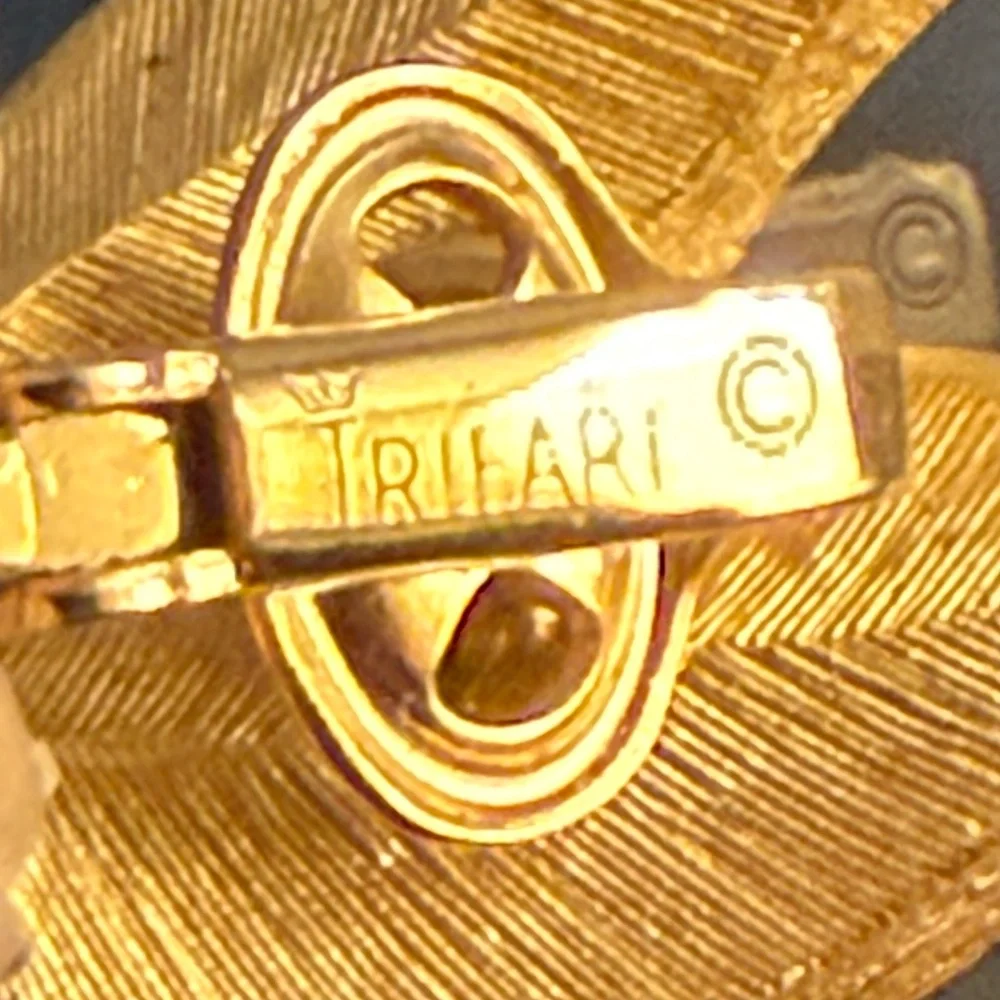 Vintage Crown Trifari White Enamel Gold Tone Leaf Clip-On Earrings‎ Signed